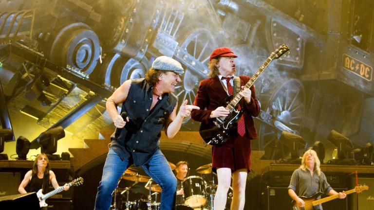 BRIAN JOHNSON VUELVE A AC/DC